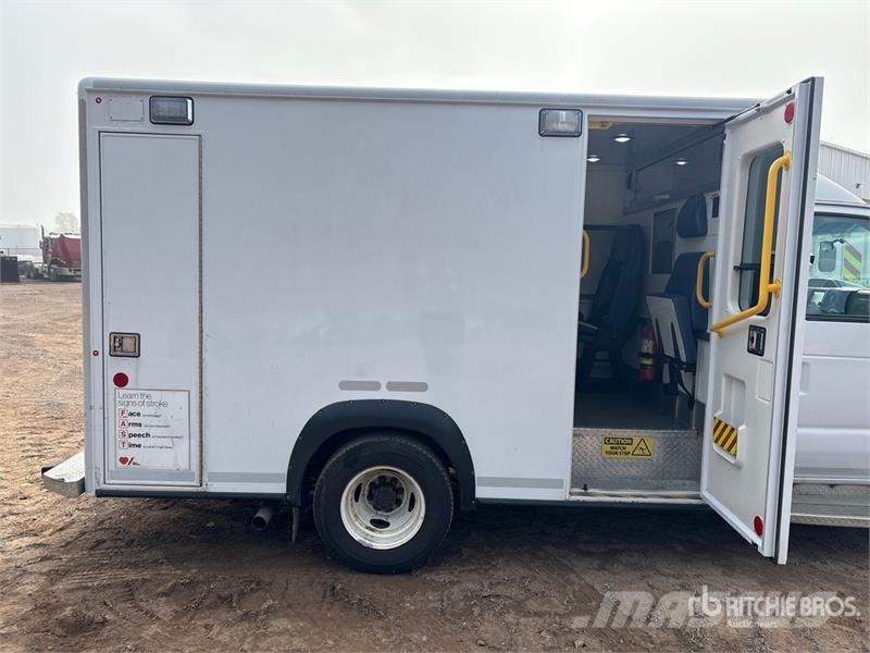 Ford E-350 Ambulance