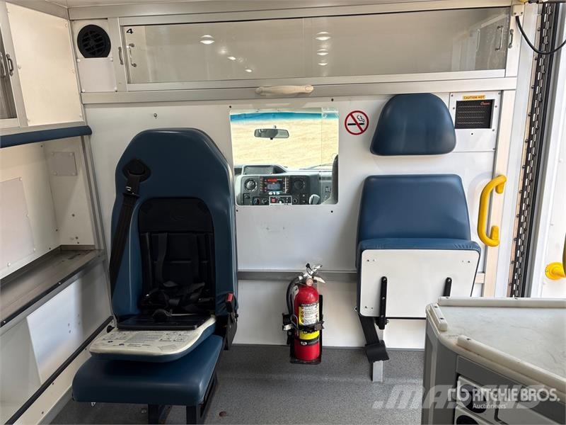 Ford E-350 Ambulance