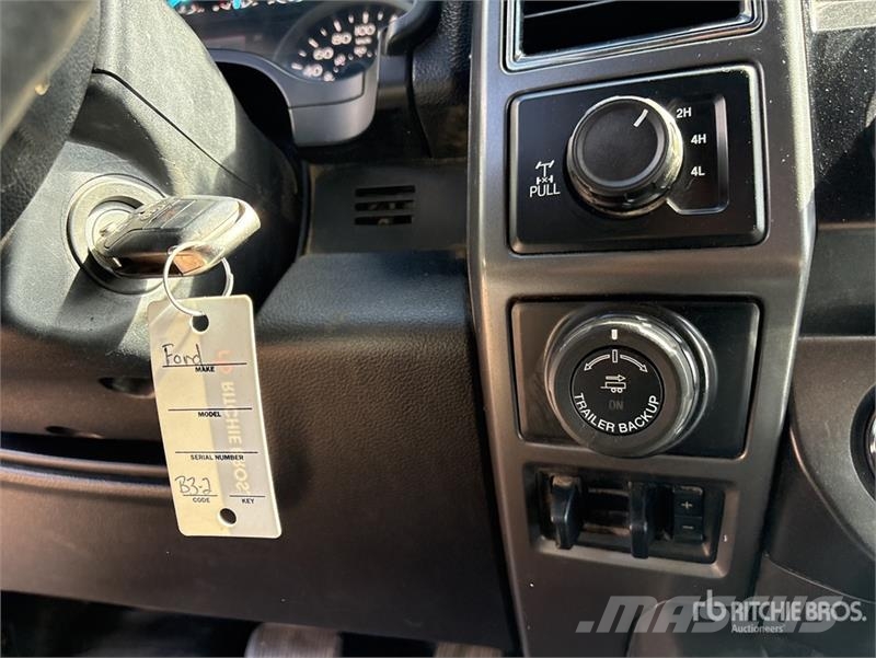 Ford F-150 XLT 4x4 Crew Cab Pickup Muu