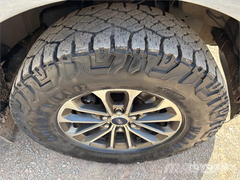 Ford F-150 XLT 4x4 Crew Cab Pickup Muu
