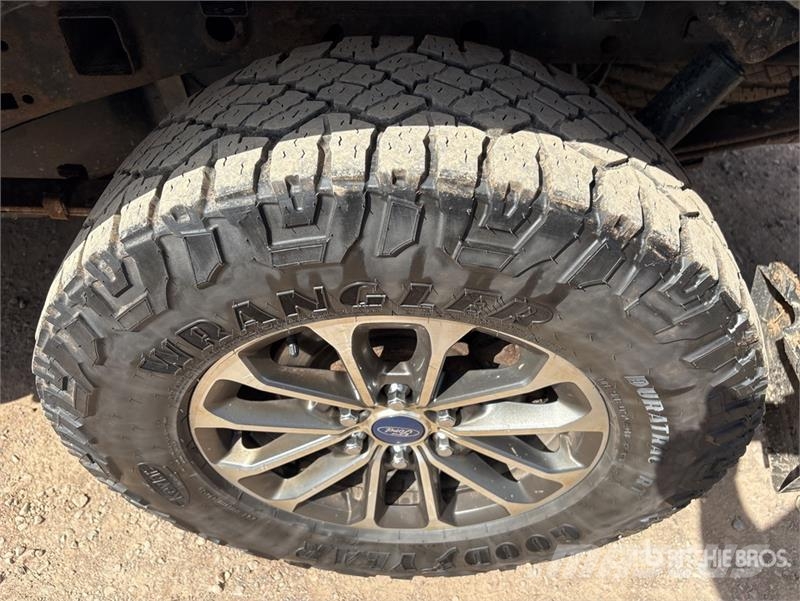 Ford F-150 XLT 4x4 Crew Cab Pickup Muu