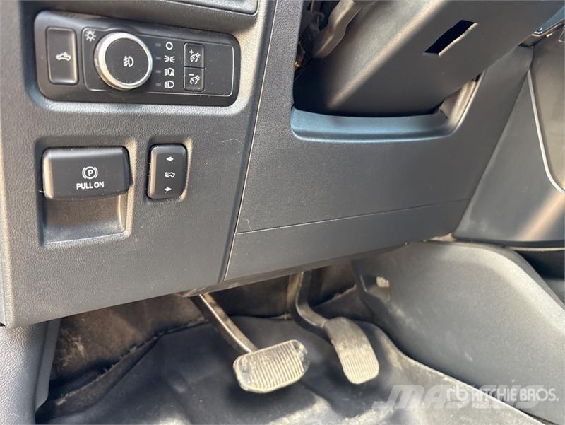 Ford F-150 XLT 4x4 Crew Cab Pickup Andre varebiler