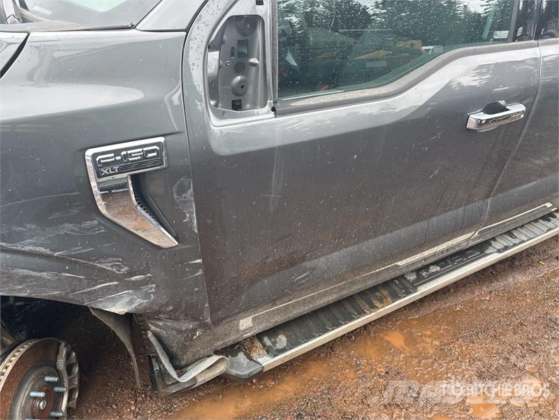 Ford F-150 XLT 4x4 Crew Cab Pickup (Inoperable) Egyéb