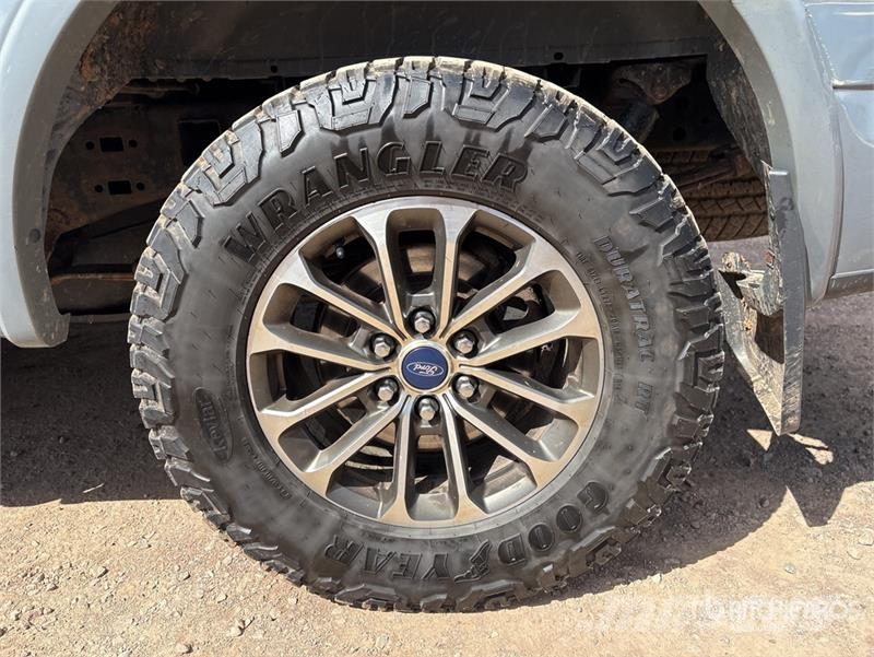 Ford F-150 XLT 4x4 Crew Cab Pickup Muu