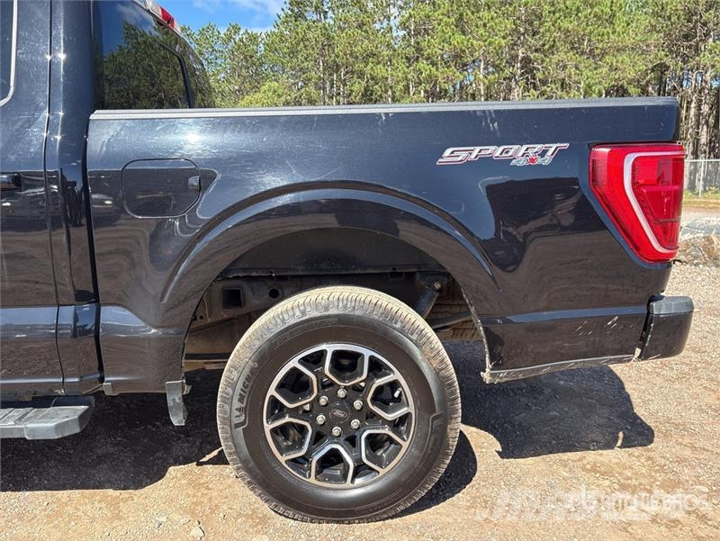 Ford F-150 XLT 4x4 Crew Cab Pickup Andre varebiler