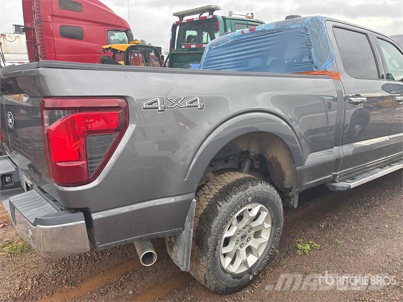 Ford F-150 XLT 4x4 Crew Cab Pickup (Inoperable) Egyéb