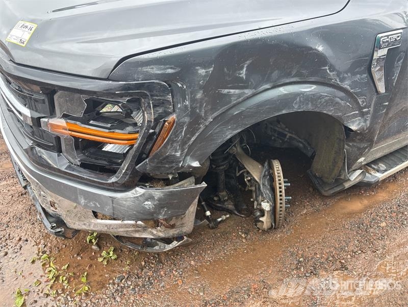 Ford F-150 XLT 4x4 Crew Cab Pickup (Inoperable) Egyéb