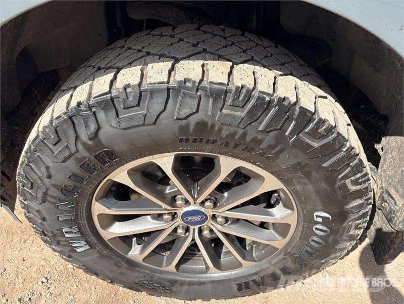 Ford F-150 XLT 4x4 Crew Cab Pickup Muu