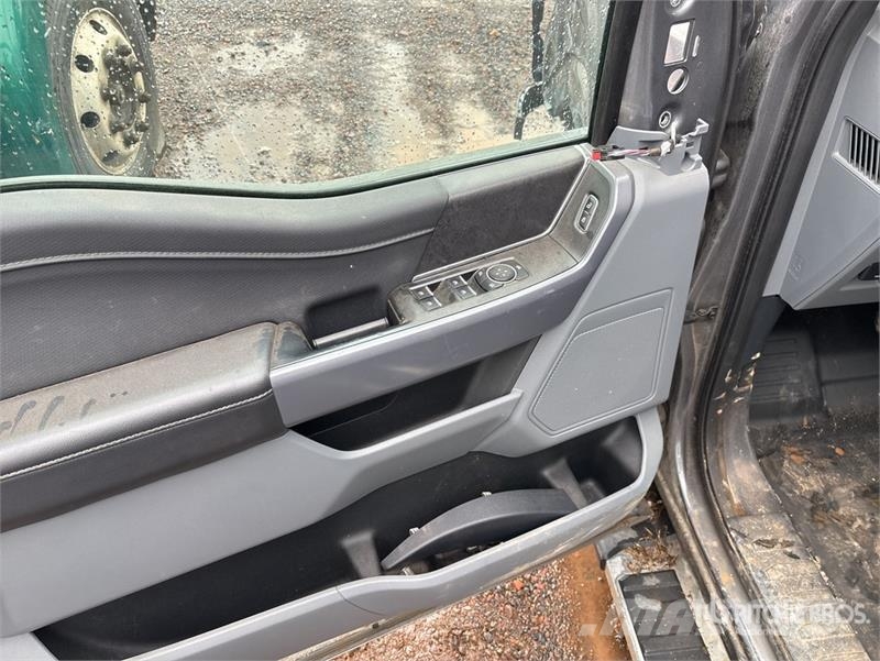 Ford F-150 XLT 4x4 Crew Cab Pickup (Inoperable) Egyéb