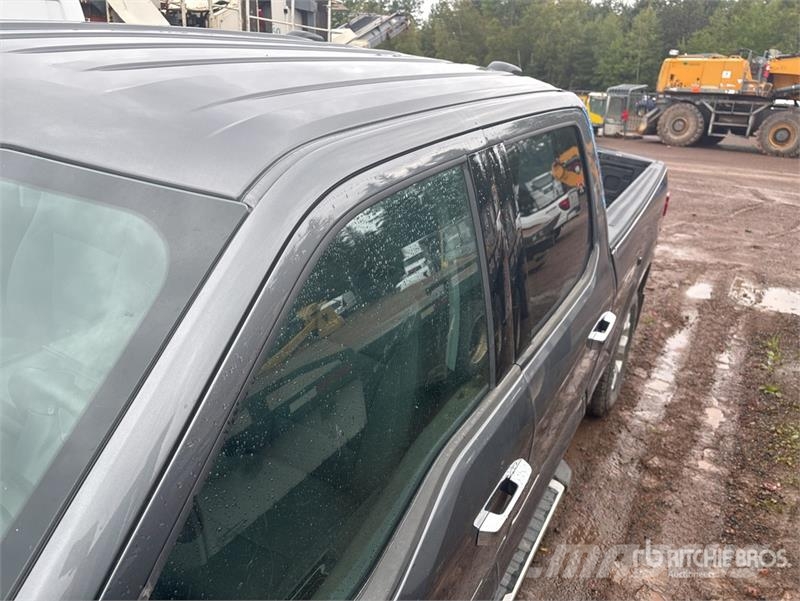 Ford F-150 XLT 4x4 Crew Cab Pickup (Inoperable) Egyéb