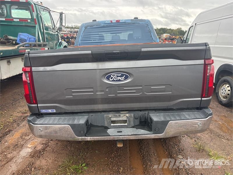 Ford F-150 XLT 4x4 Crew Cab Pickup (Inoperable) Egyéb
