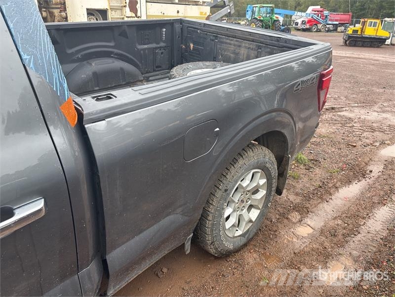 Ford F-150 XLT 4x4 Crew Cab Pickup (Inoperable) Egyéb