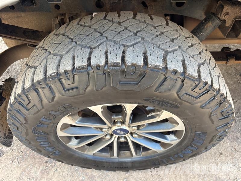Ford F-150 XLT 4x4 Crew Cab Pickup Muu