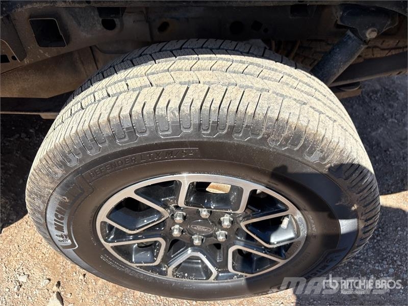 Ford F-150 XLT 4x4 Crew Cab Pickup Andre varebiler