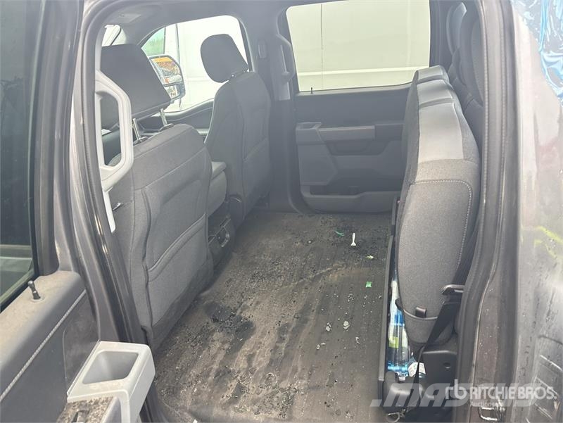 Ford F-150 XLT 4x4 Crew Cab Pickup (Inoperable) Egyéb