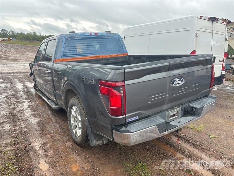 Ford F-150 XLT 4x4 Crew Cab Pickup (Inoperable) Egyéb