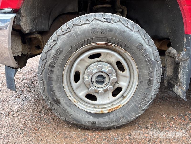 Ford F-250 4x4 Extended Cab Pickup Andre varebiler