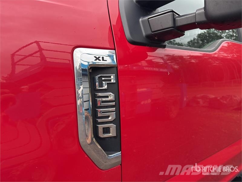 Ford F-250 4x4 Extended Cab Pickup Andre varebiler