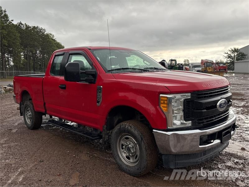 Ford F-250 4x4 Extended Cab Pickup Andre varebiler