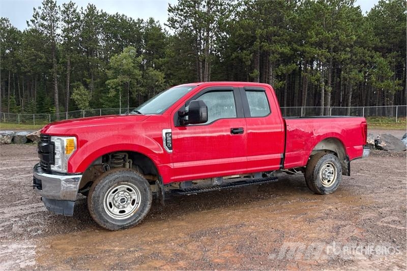 Ford F-250 4x4 Extended Cab Pickup Andere Transporter