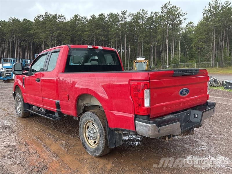 Ford F-250 4x4 Extended Cab Pickup Andre varebiler