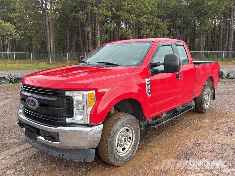Ford F-250 4x4 Extended Cab Pickup Andre varebiler
