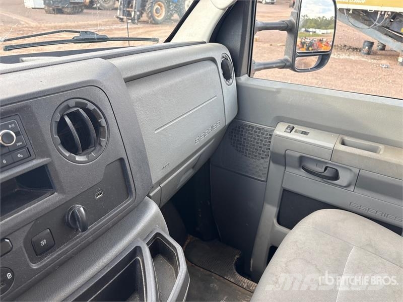 Ford F-450 4x2 Van Truck (Inoperable) Skapbiler
