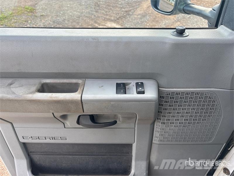 Ford F-450 Van Truck (Inoperable) Fast kasse