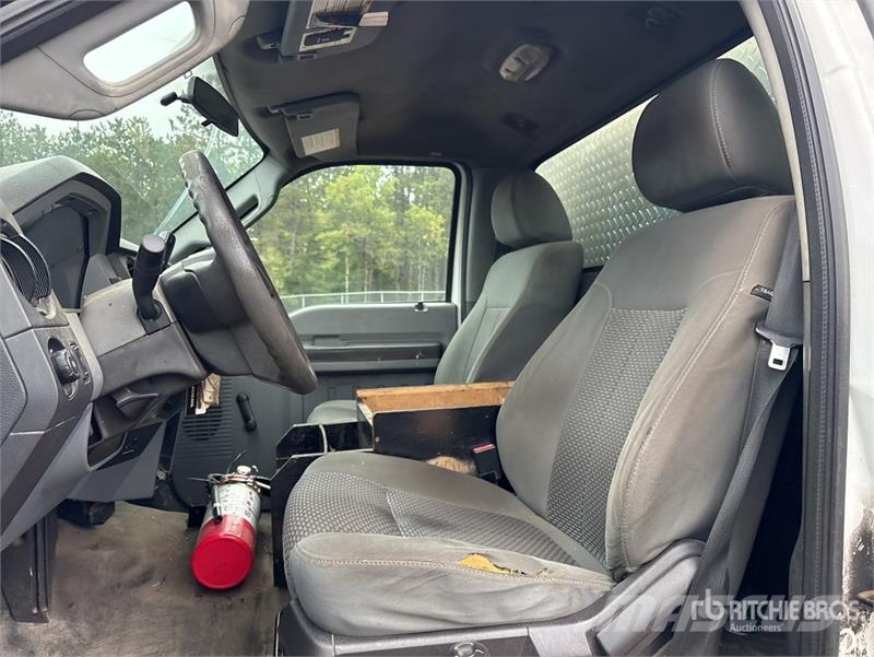 Ford F-450 XL 4x2 Utility Truck Kis teherszállító/Platós kocsi
