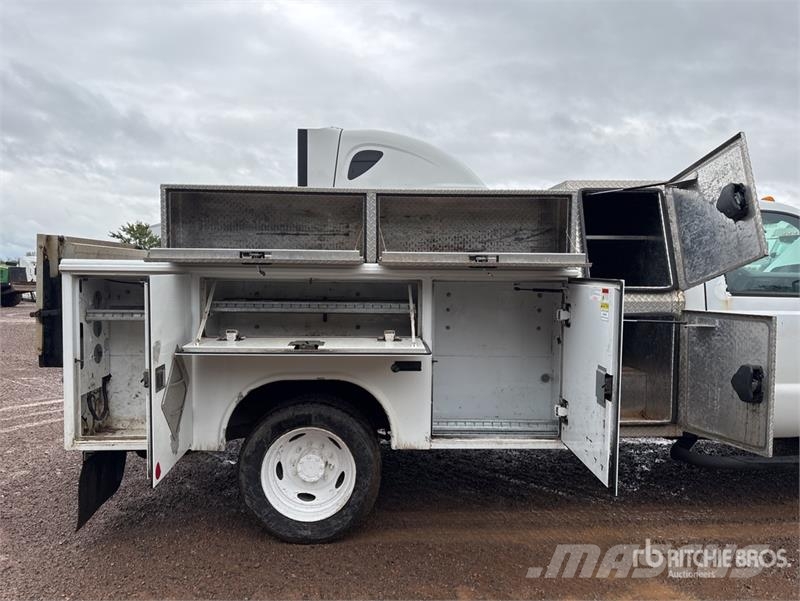 Ford F-450 XL 4x2 Utility Truck Kis teherszállító/Platós kocsi
