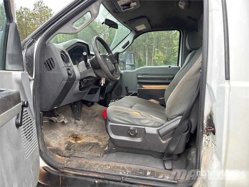 Ford F-450 XL 4x2 Utility Truck Kis teherszállító/Platós kocsi