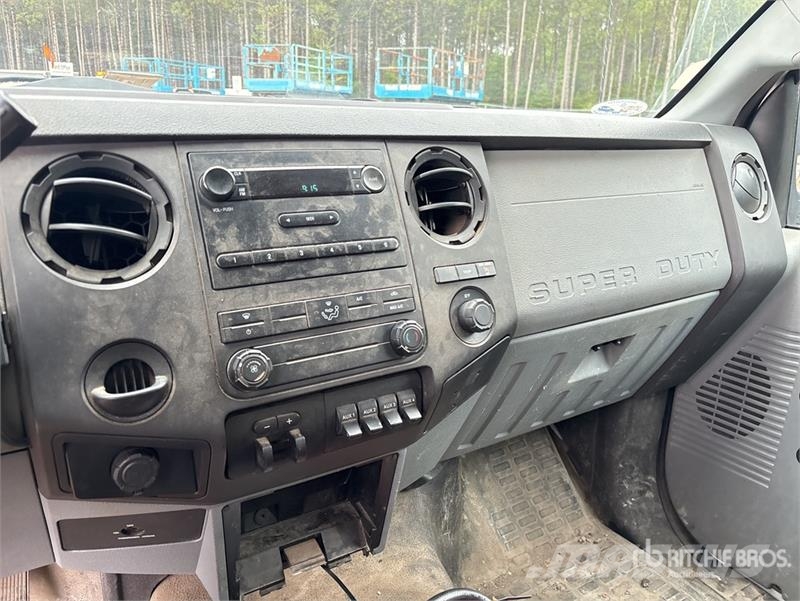 Ford F-450 XL 4x2 Utility Truck Kis teherszállító/Platós kocsi