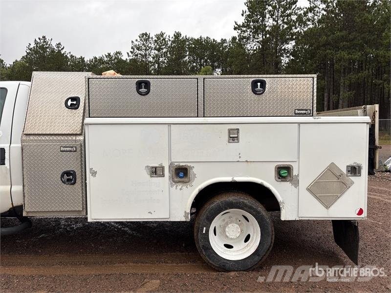 Ford F-450 XL 4x2 Utility Truck Kis teherszállító/Platós kocsi
