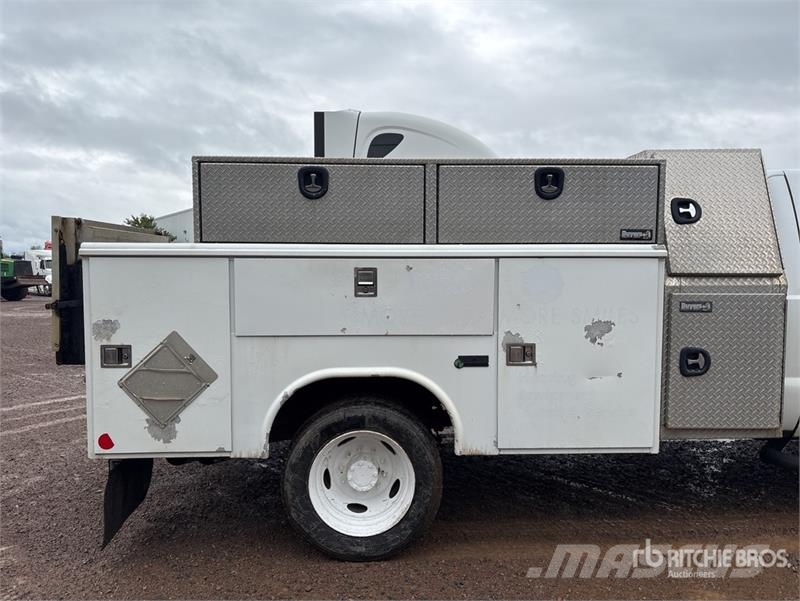 Ford F-450 XL 4x2 Utility Truck Kis teherszállító/Platós kocsi