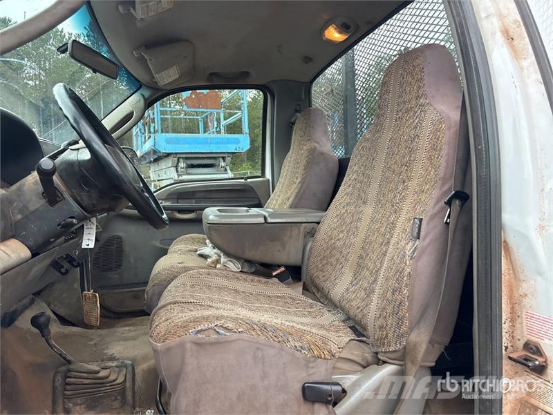 Ford F-550 XL Lastbil med lad/Flatbed