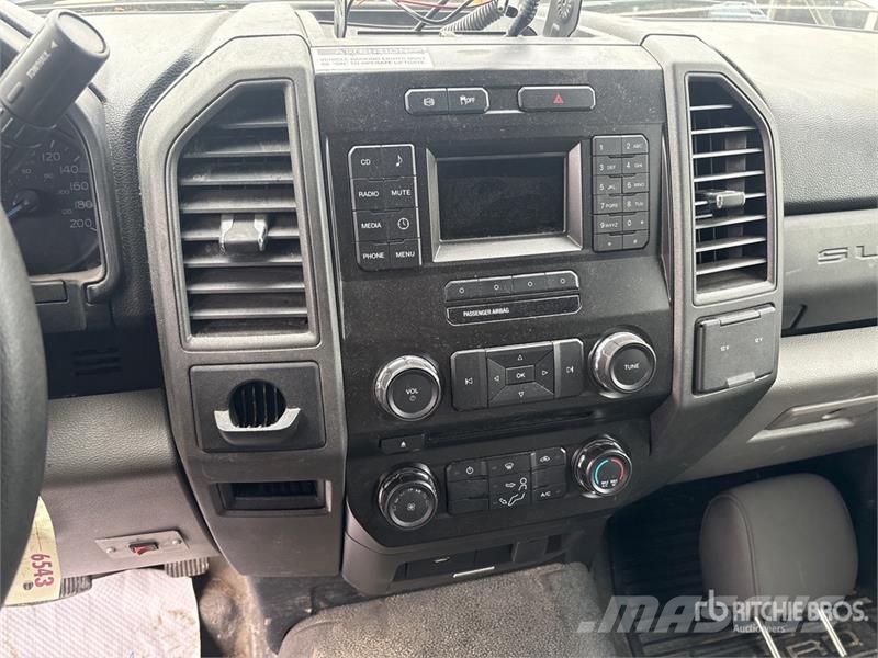 Ford F-550 XL 4x2 Van Truck (Inoperable) Sanduk kamioni