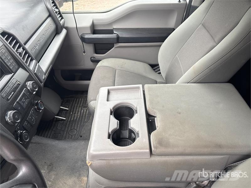 Ford F-550 XL 4x2 Van Truck (Inoperable) Sanduk kamioni