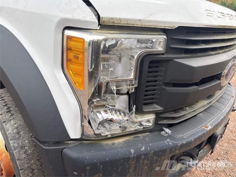 Ford F-550 XL 4x2 Van Truck (Inoperable) Sanduk kamioni