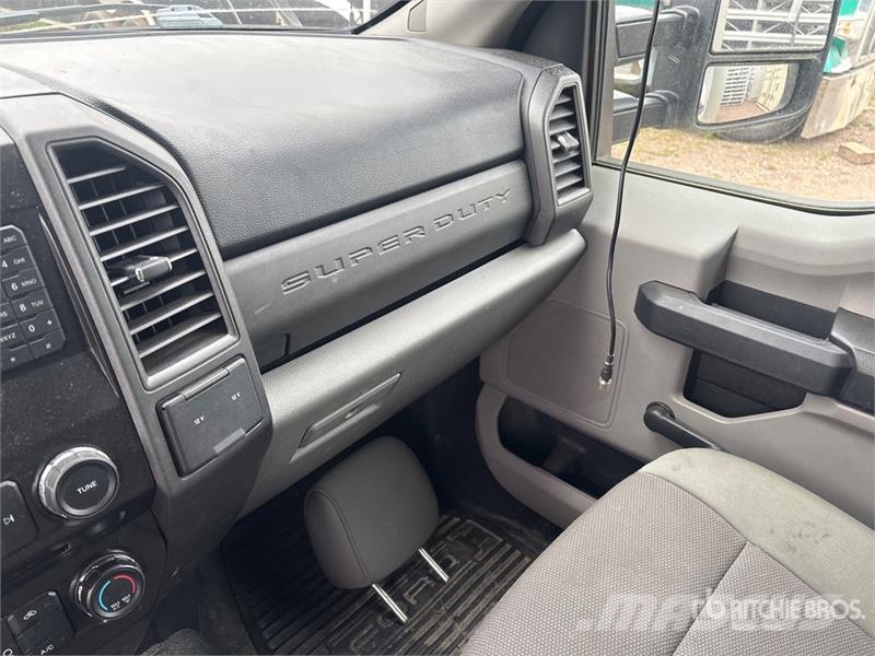 Ford F-550 XL 4x2 Van Truck (Inoperable) Sanduk kamioni