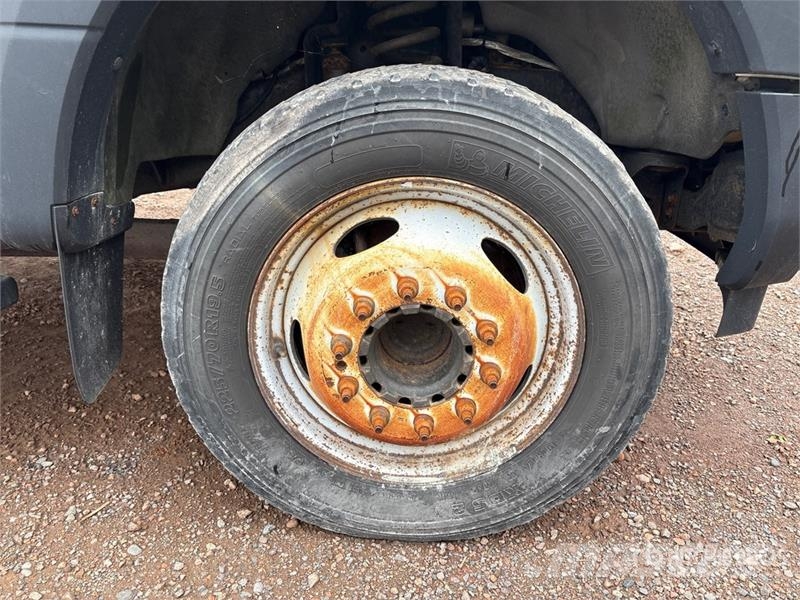 Ford F-550 XL 4x2 Van Truck (Inoperable) Sanduk kamioni