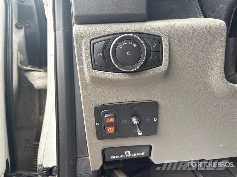 Ford F-550 XL 4x2 Van Truck (Inoperable) Sanduk kamioni