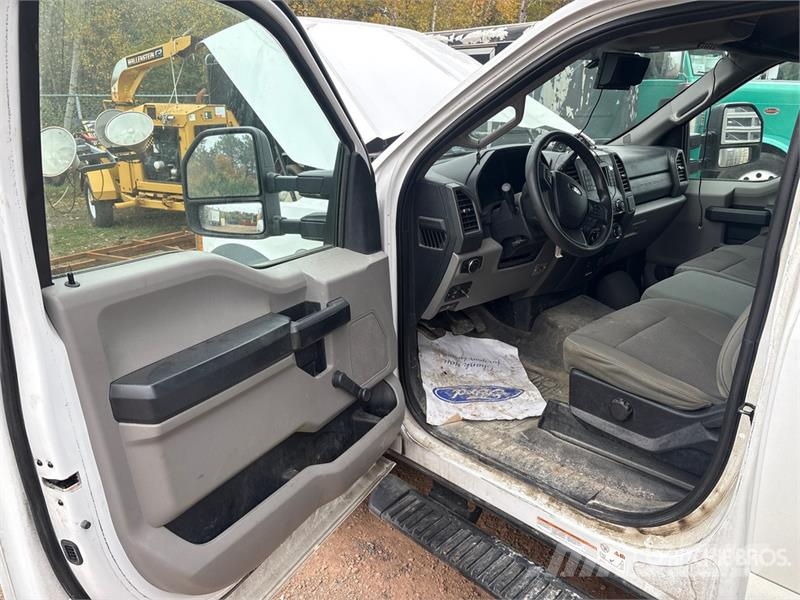 Ford F-550 XL 4x2 Van Truck (Inoperable) Sanduk kamioni