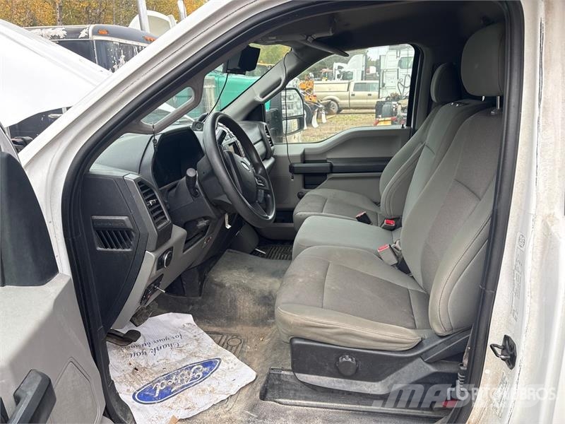 Ford F-550 XL 4x2 Van Truck (Inoperable) Sanduk kamioni