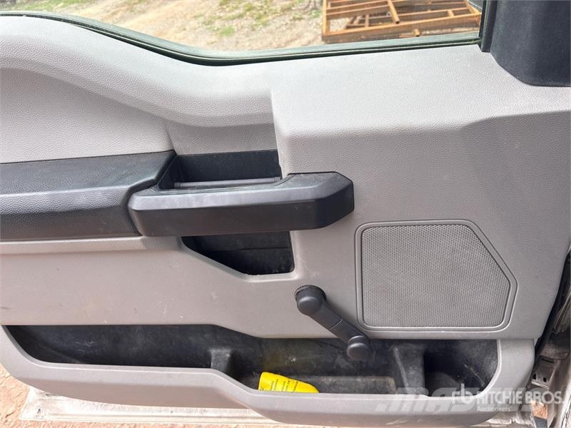 Ford F-550 XL 4x2 Van Truck (Inoperable) Sanduk kamioni