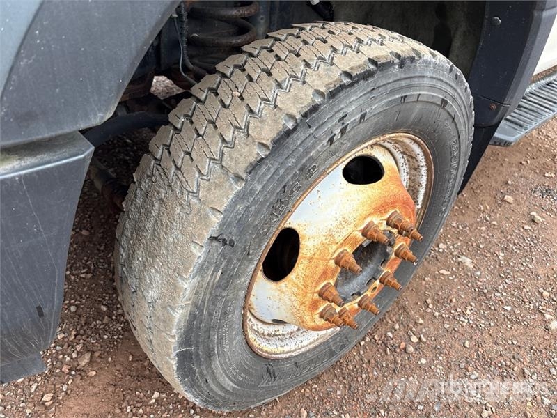 Ford F-550 XL 4x2 Van Truck (Inoperable) Sanduk kamioni