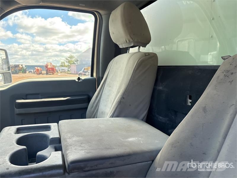 Ford F-550 XL 4x2 Van Truck Sanduk kamioni