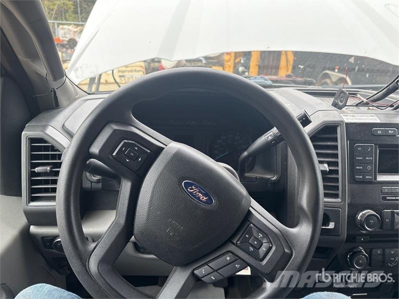 Ford F-550 XL 4x2 Van Truck (Inoperable) Sanduk kamioni