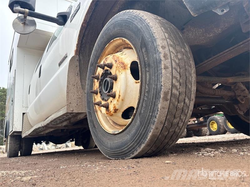 Ford F-550 XL 4x4 Crew Cab Service Truck Tienhoitoautot