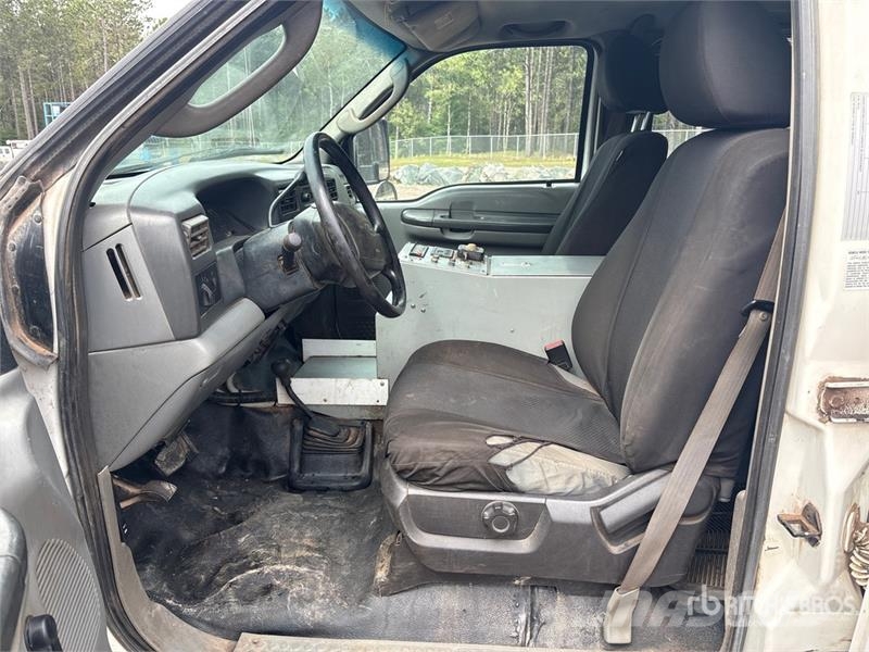 Ford F-550 XL 4x4 Crew Cab Service Truck Tienhoitoautot