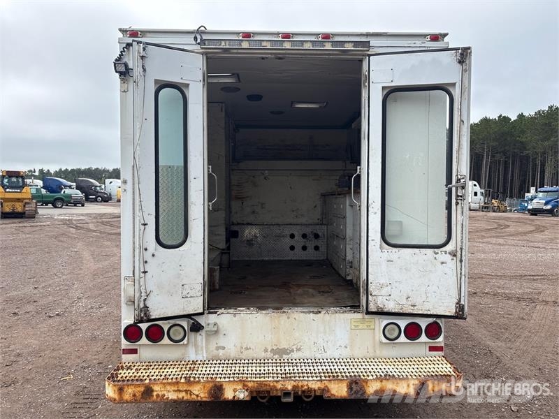 Ford F-550 XL 4x4 Crew Cab Service Truck Tienhoitoautot